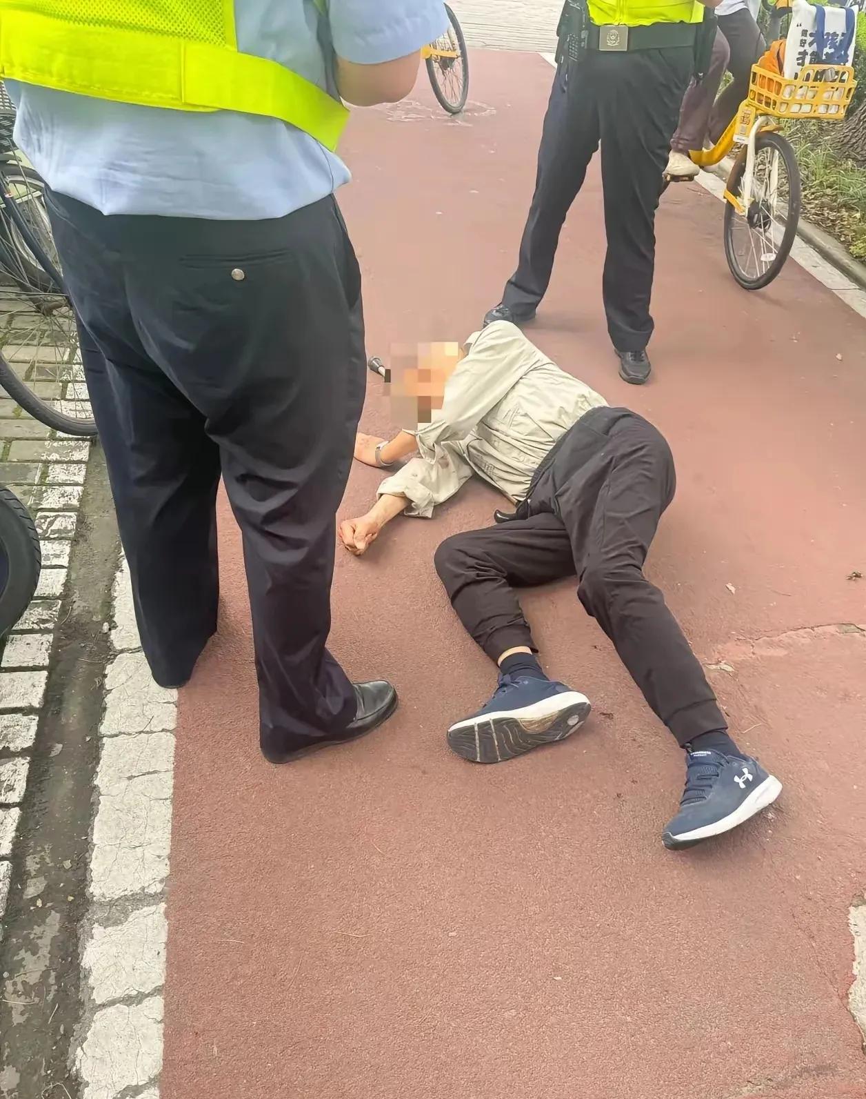七十五岁老人小区门口摔倒在地，孤零零躺了十几分钟，七八名路人冷眼路过无人搀扶，最