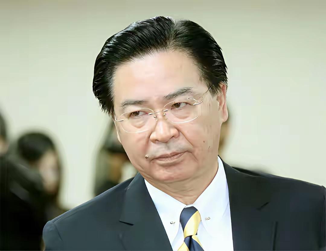 台湾的那个吴钊變说中国对日本的言论越过了底线，完全不可接受。评一句：不可接受你也