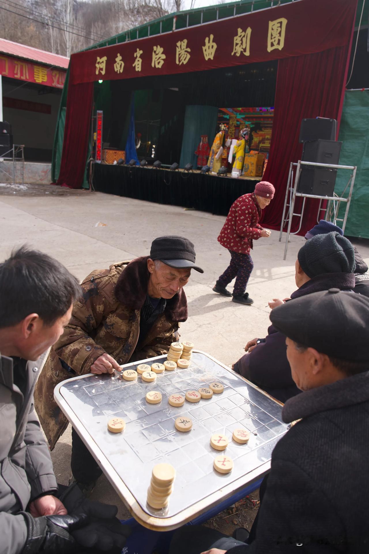 正月里唱大戏是河南省鲁山县西部山区的传统，看戏的多是60岁以上的老人，戏看了几十