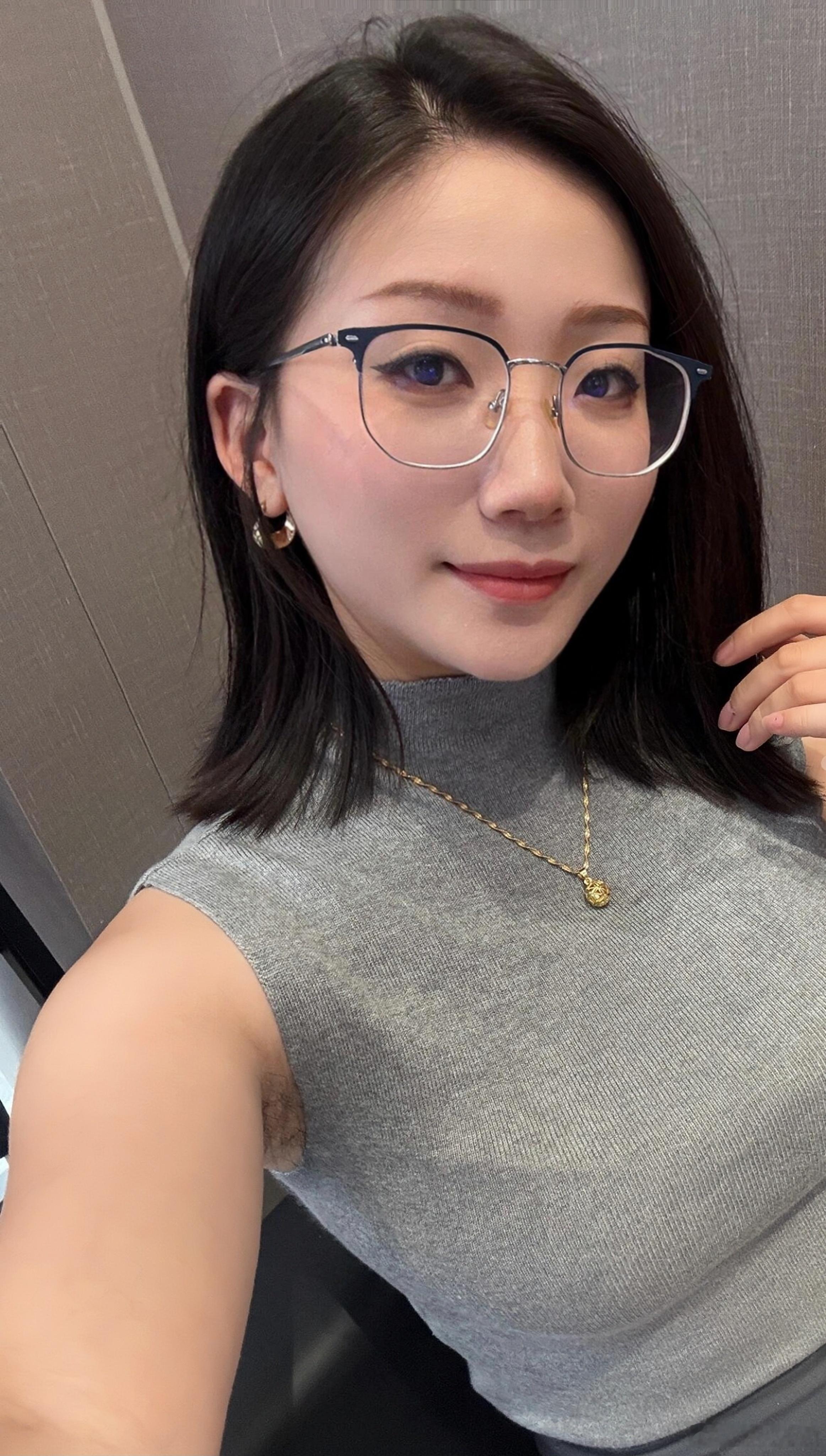 眼镜反差小少妇 ​​​