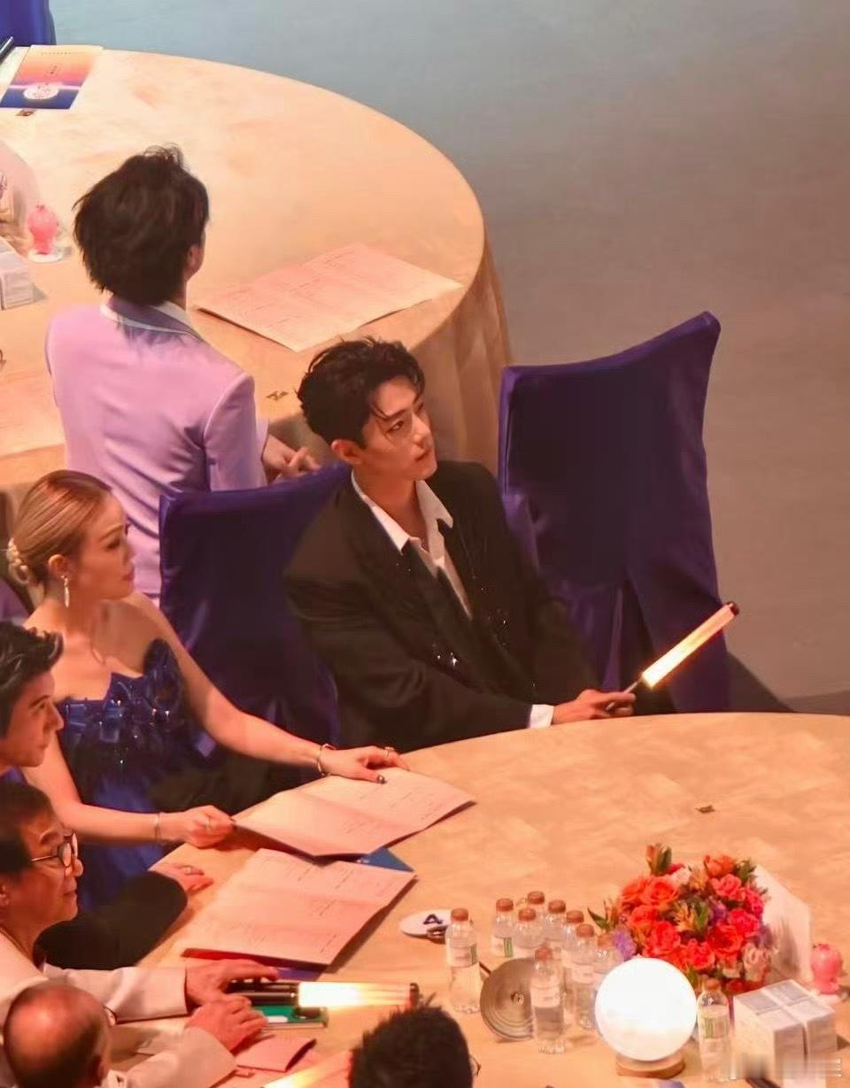 肖战容祖儿成龙坐一起 一时间不知道该羡慕谁[来抱抱][来抱抱] ​​​