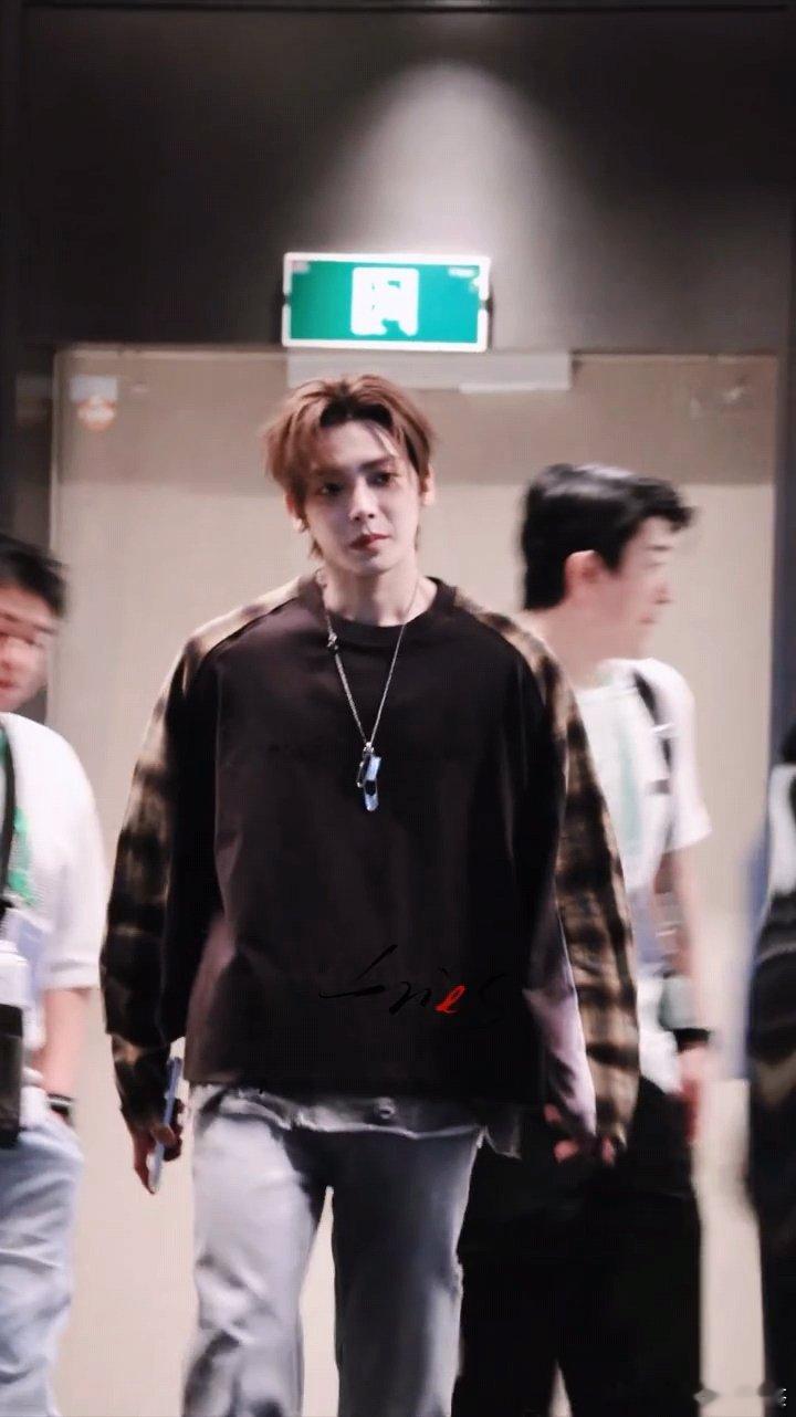侯明昊切回歌手模式侯明昊私服帅成啥了侯明昊私服帅成啥了 