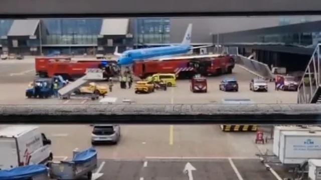 【机坪最可怕事故 人吸进发动机……】昨天，荷兰皇家航空一架E190（PH-EZL