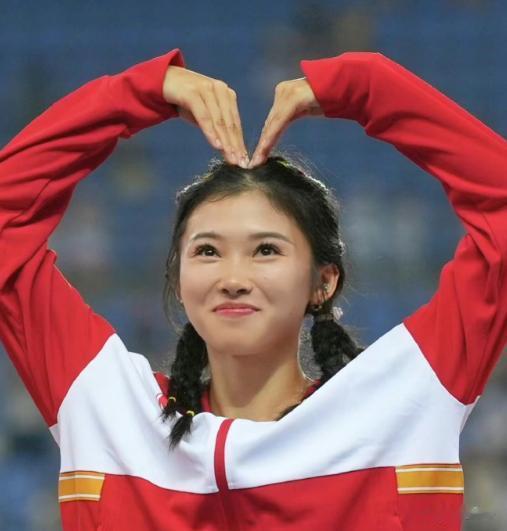 田径界美女真多啊！
国内的100米栏运动员吴艳妮、夏思凝都是颜值非常高的运动员。