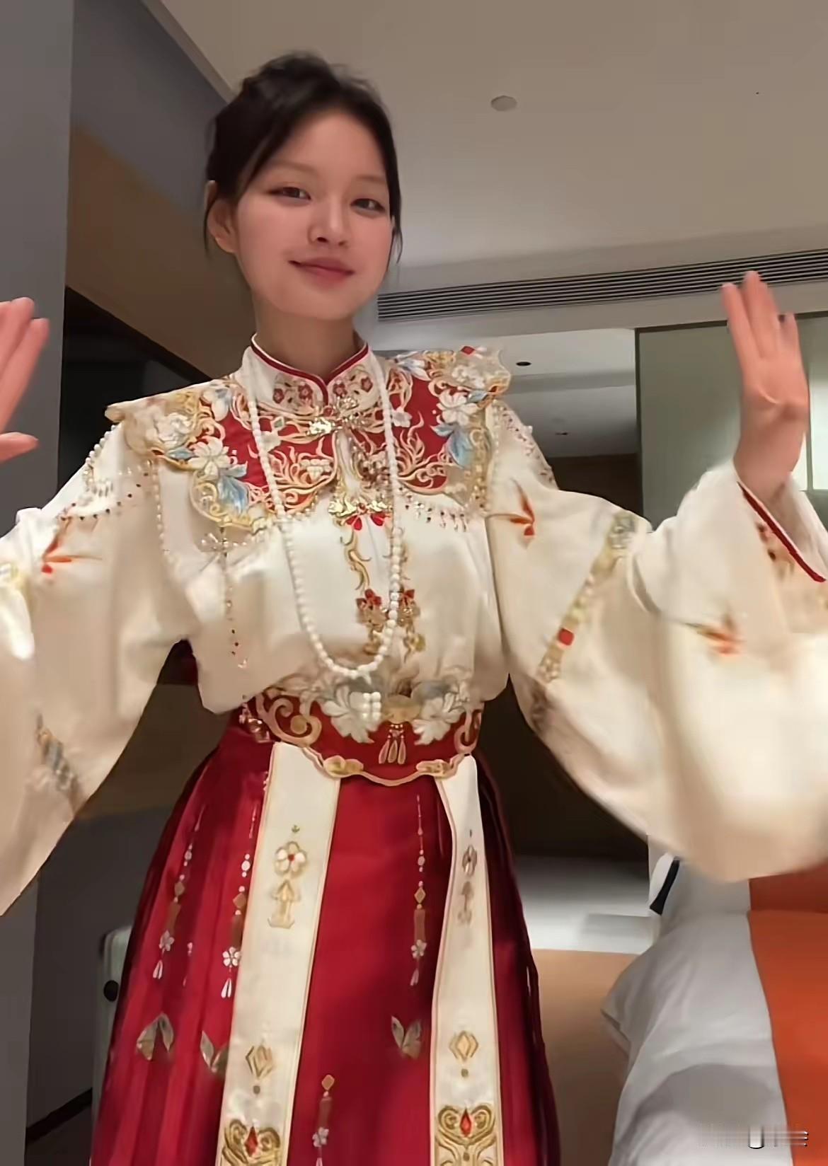 还记得当年那个在妈祖典礼上受了委屈、惹人心疼的小女孩吗？一转眼又到妈祖诞辰，她再