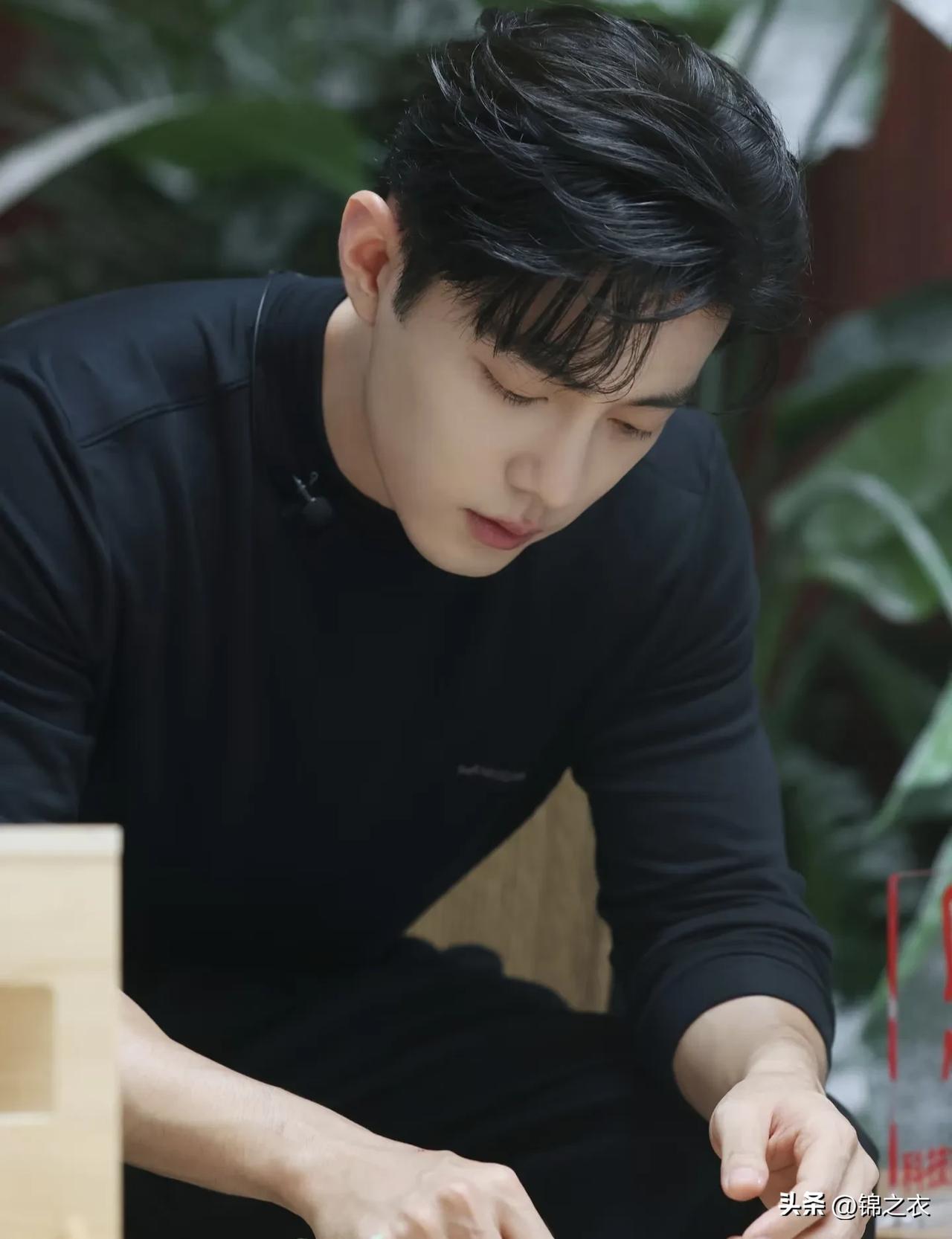 各个品牌全球有很多各种抬头的各种人，但这么多年只对肖战既宠爱又敬重，购买力强买不