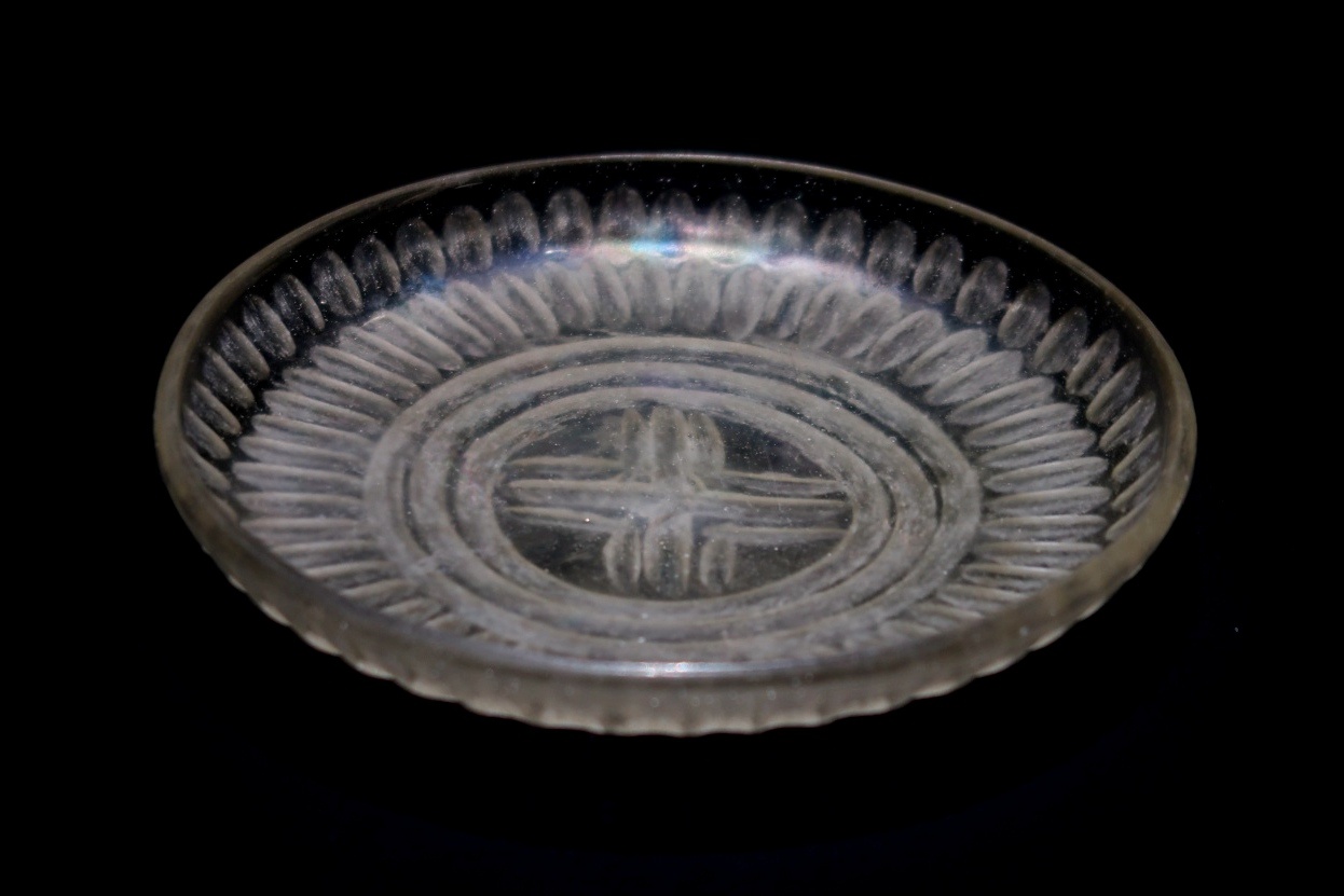 浙江吴越文化博物馆藏临安五代吴越国钱镠墓出土 五代：刻花玻璃盘 