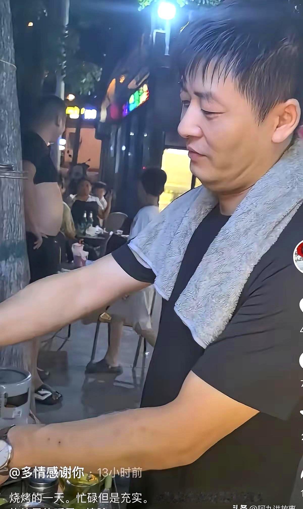 张雪峰真的放下考研大业，跑去街边踩着人字拖烤腰子了？
别揉眼睛，这几天全网网友都