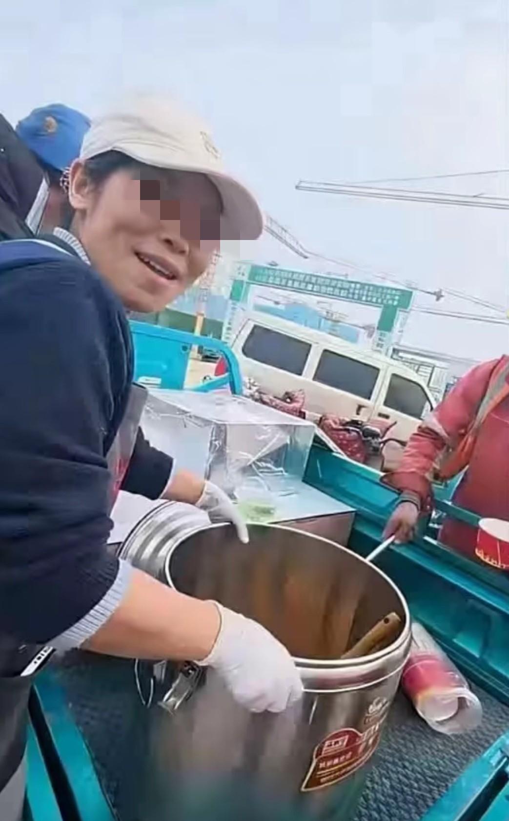 “倒饭姐”，这下是真出名了！
山东济南某工地，就因为一年轻人，也在卖饭，就觉得他