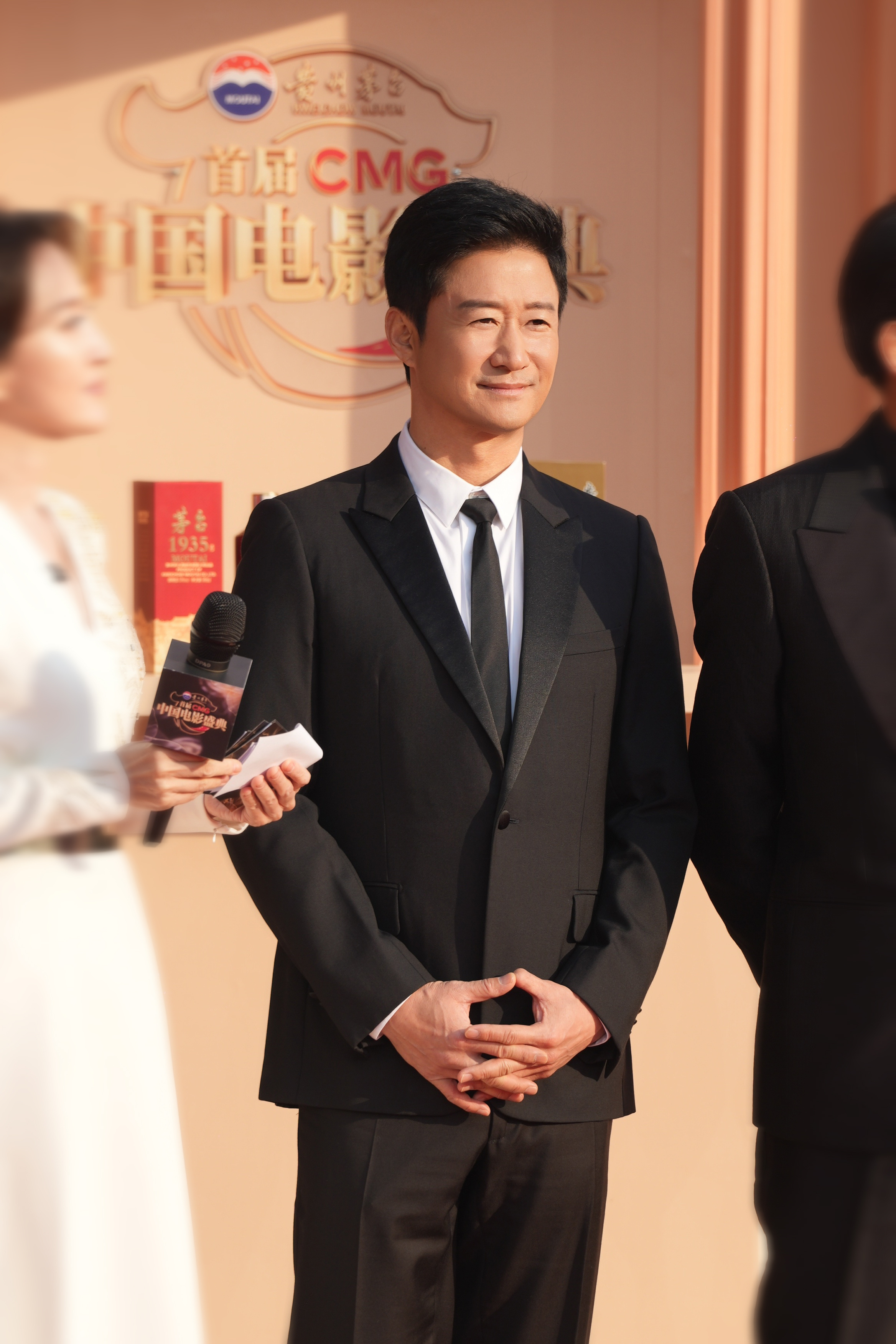 吴京 水肿吴京活动时那状态，简直绝了，清爽帅气尽显。线下互动亲切，情绪价 值拉满