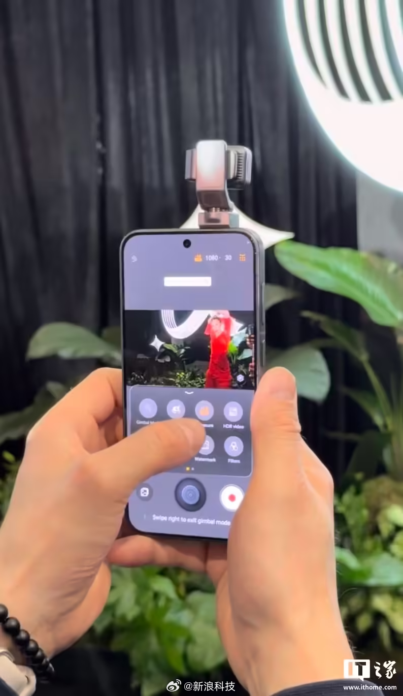 荣耀机器人手机具身智能加持【荣耀机器人手机现场上手：三轴云台亮眼，号称“具身智能