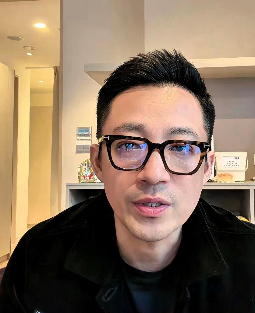 流量风波, 家人救场, 生意难说清.
那年年末, 有个事儿, 很多人看, 麻六记