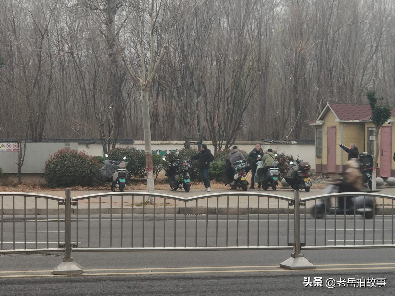 团练打弹弓:今天下午四点多，在郑州街头溜达的时候，转到南阳路红专路交叉口偏北约二