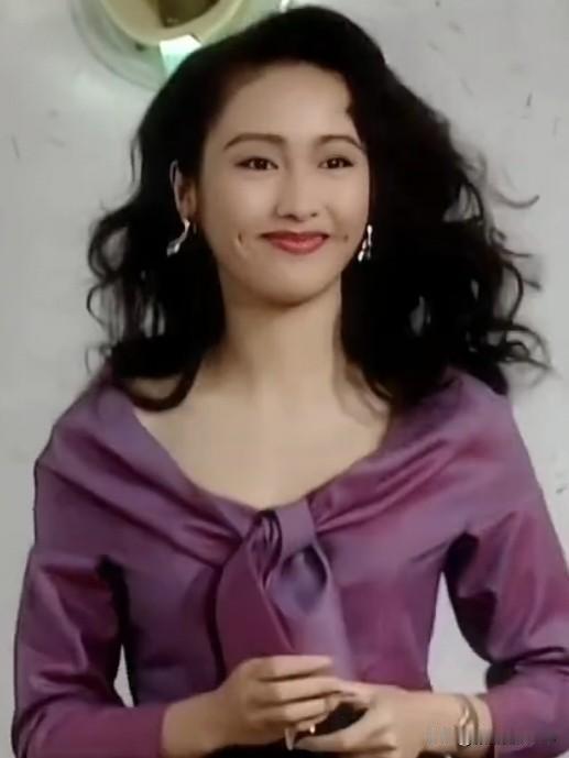 黎姿：梨涡浅笑，眉眼如画。从《倚天》赵敏到商界女强人，岁月从不败美人，只添从容与