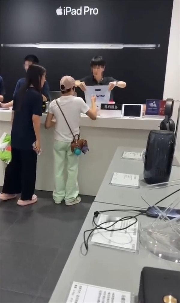 #全红婵给妈妈买手机#孝顺的好孩子，赚了钱先给妈妈买一部好手机。[赞]对老人而言