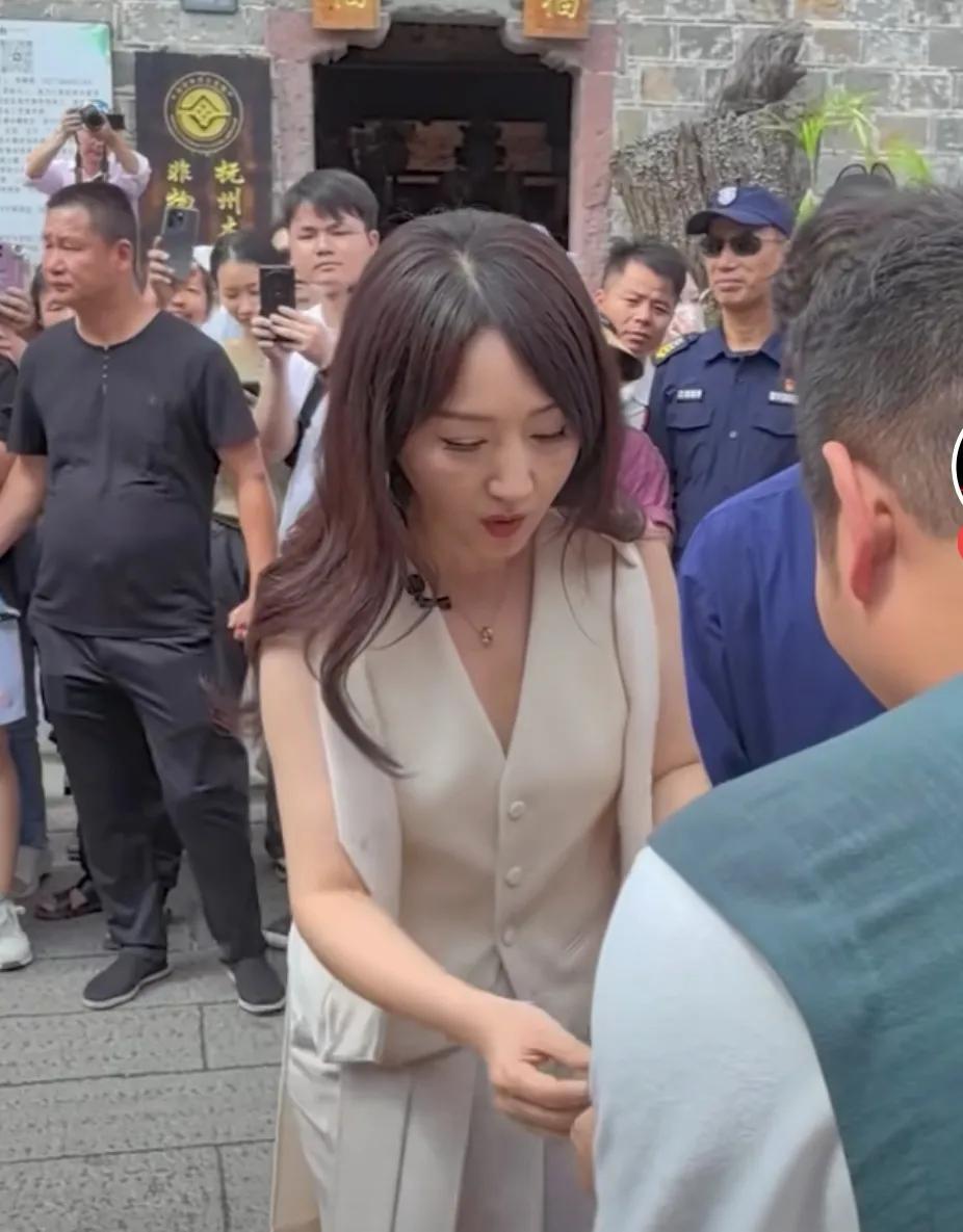 网友五一旅游偶遇杨钰莹，真的美如少女，一点都不老呀！