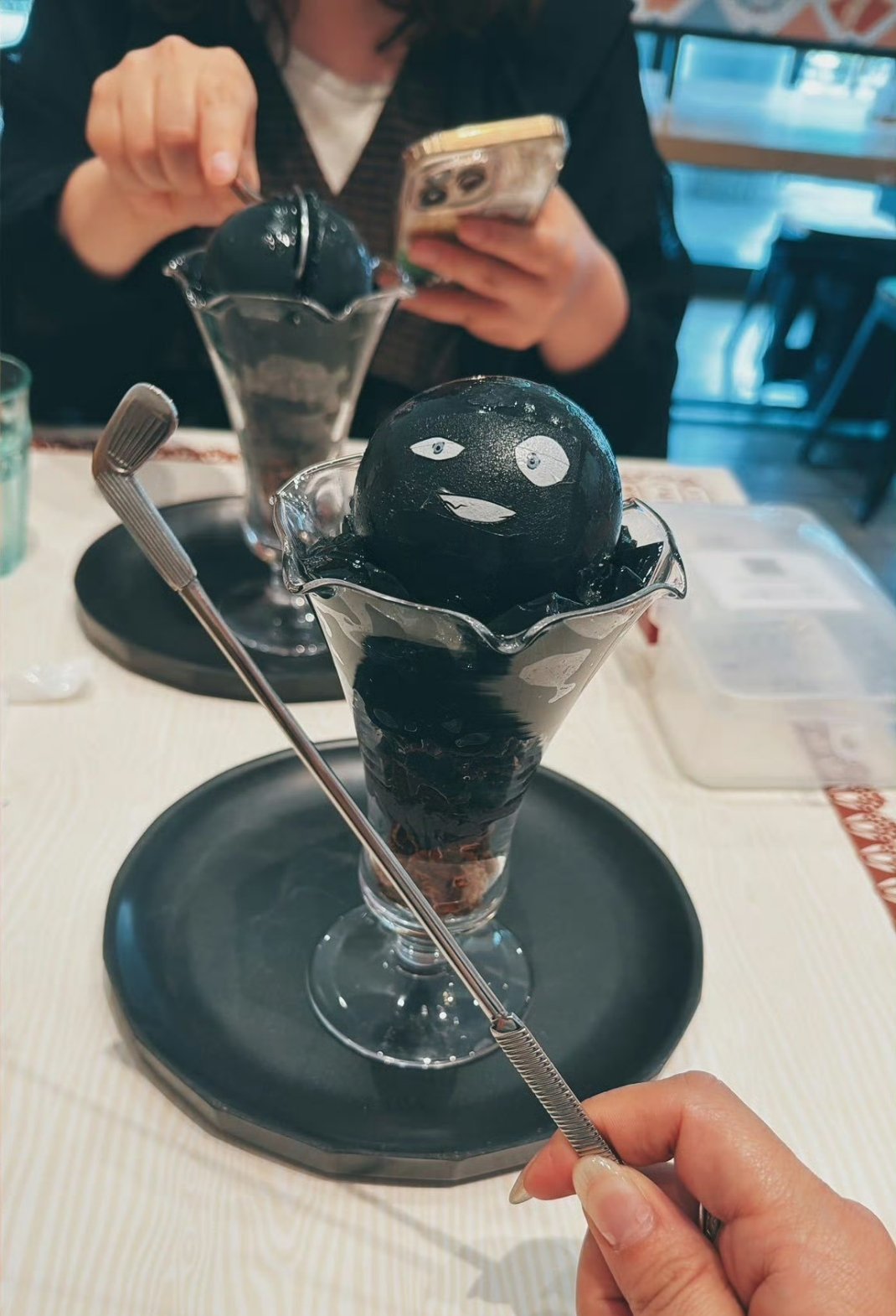 不愧是柯南主题咖啡厅，要用高尔夫球杆敲碎小黑的头再吃。 