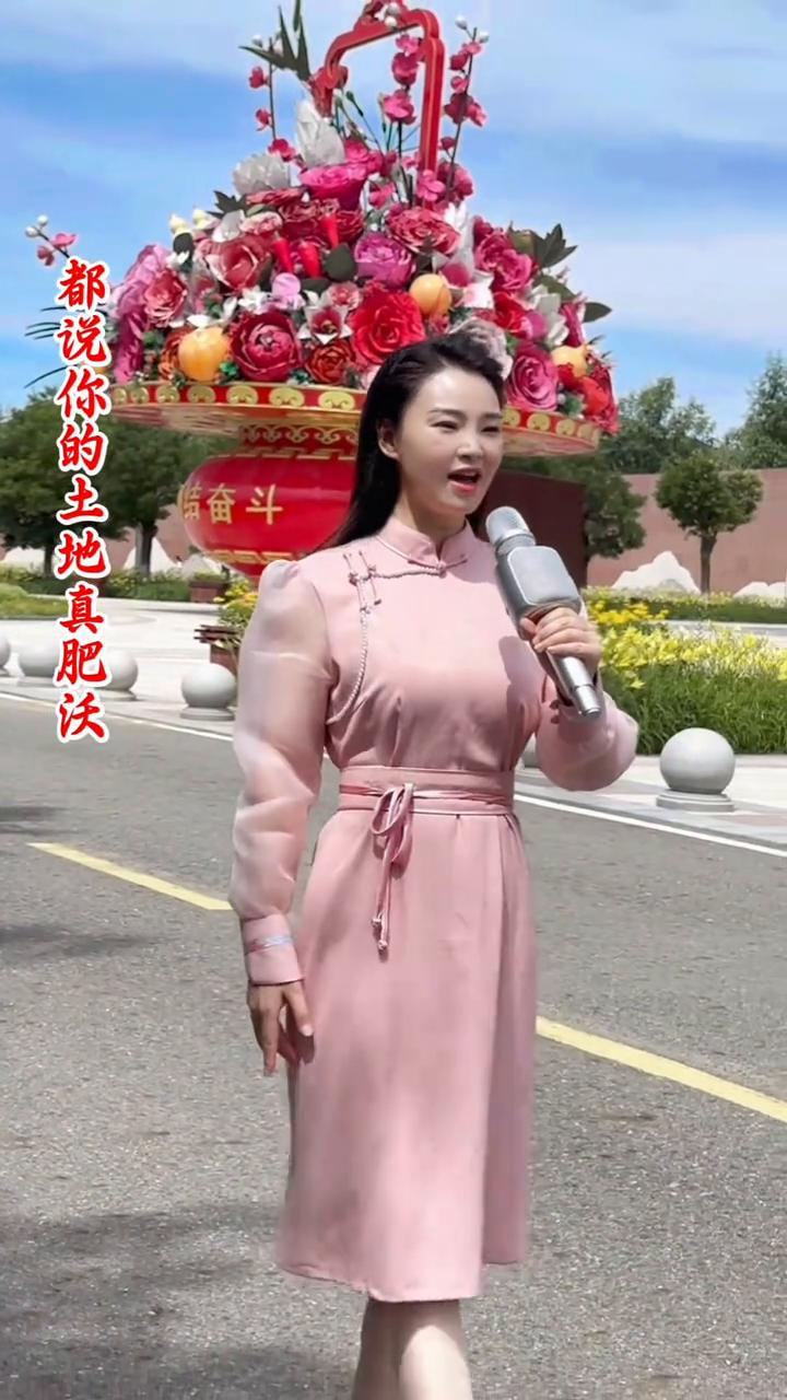 《祝福祖国》演唱：陈维。
都说你的花朵真红火，都说你的道路真宽闷。祝福你我的祖国