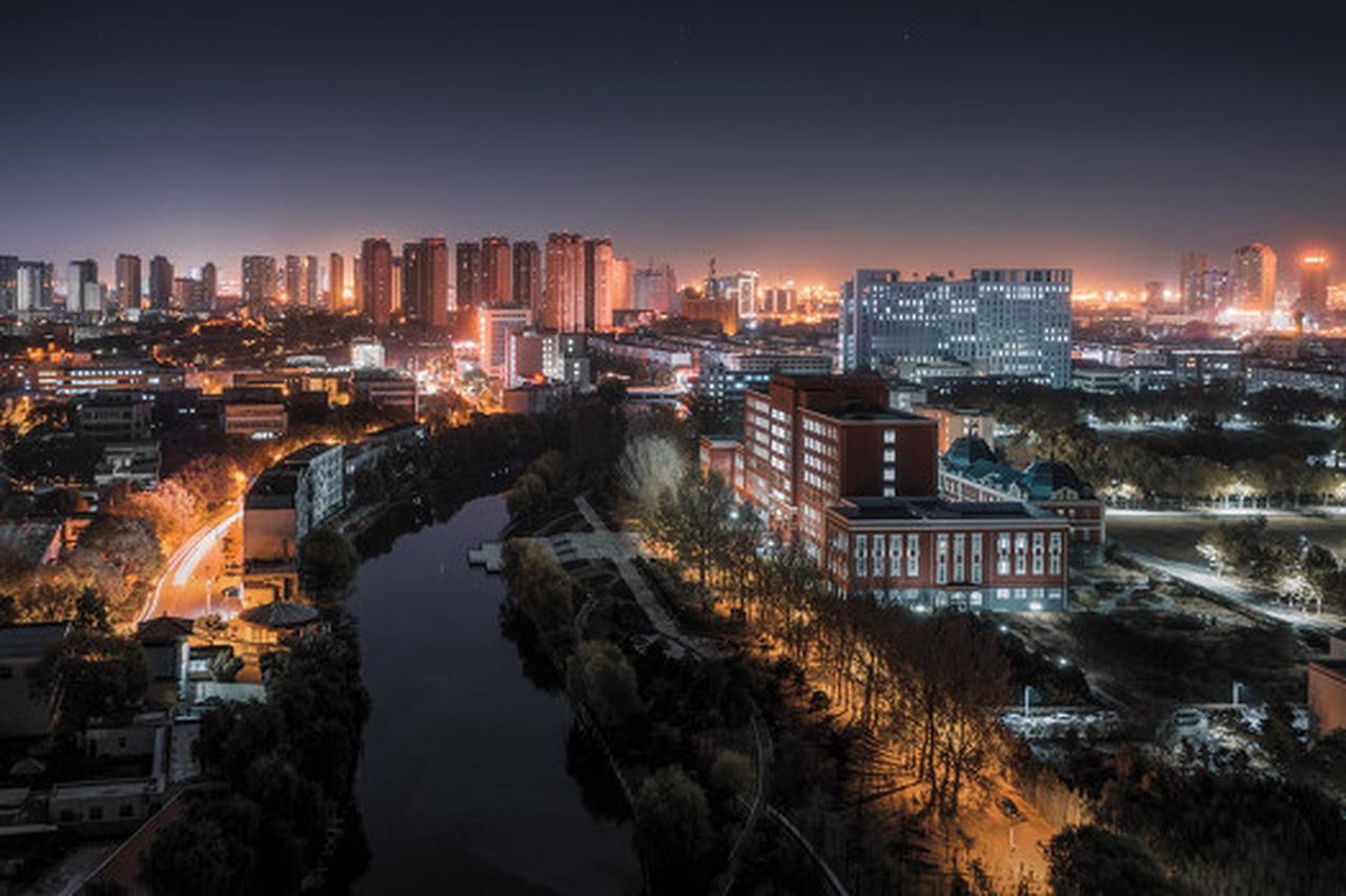 秦皇岛实力最强的两所高校，学科特色鲜明，各有所长。
第一所东北大学秦皇岛分校，依