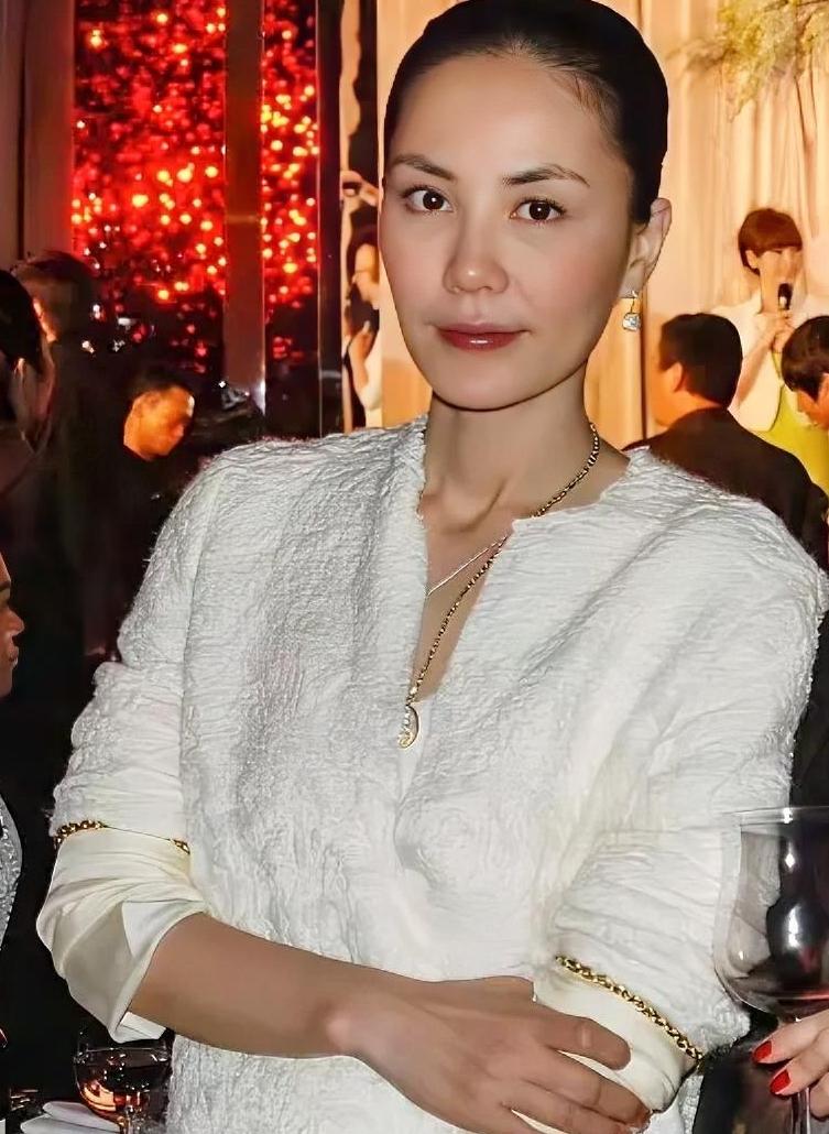 其实，女神的漂亮打不了十分，但女神的气质却是百分百，独特，清新，还有一种忧柔之怜