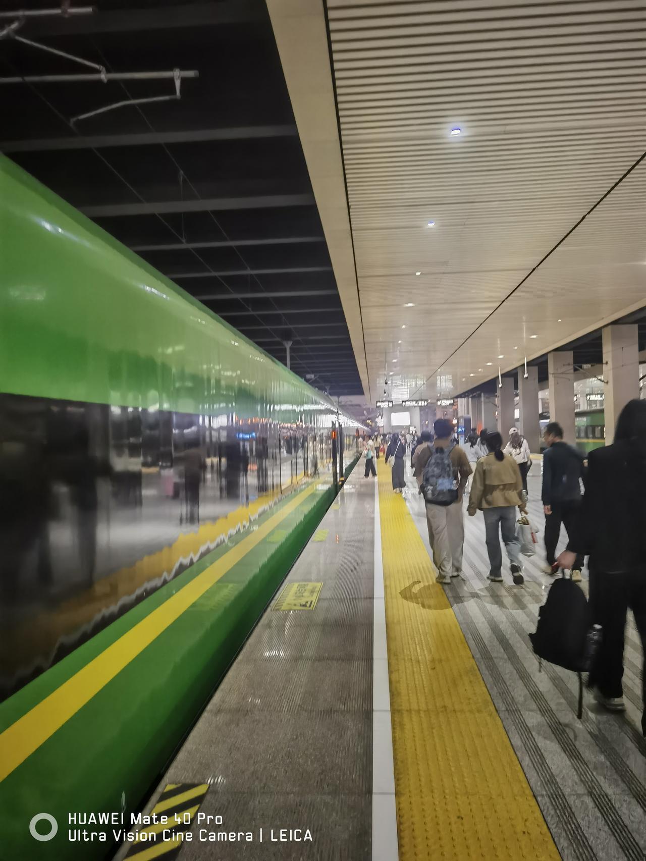 昨天乘坐绿皮火车（一等卧铺）去北京，感觉真不错，一节车厢定员40名，一个包厢住4