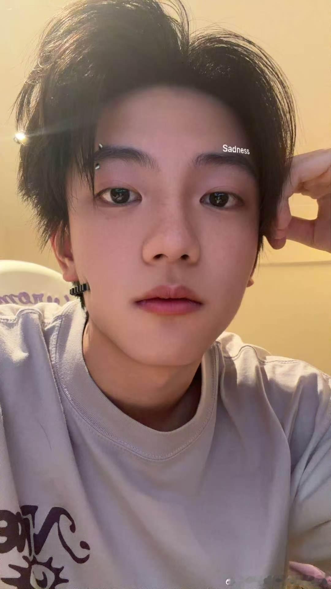 穆祉丞发夹夹脸上穆祉丞发箍夹脸上 哦莫不疼嘛 