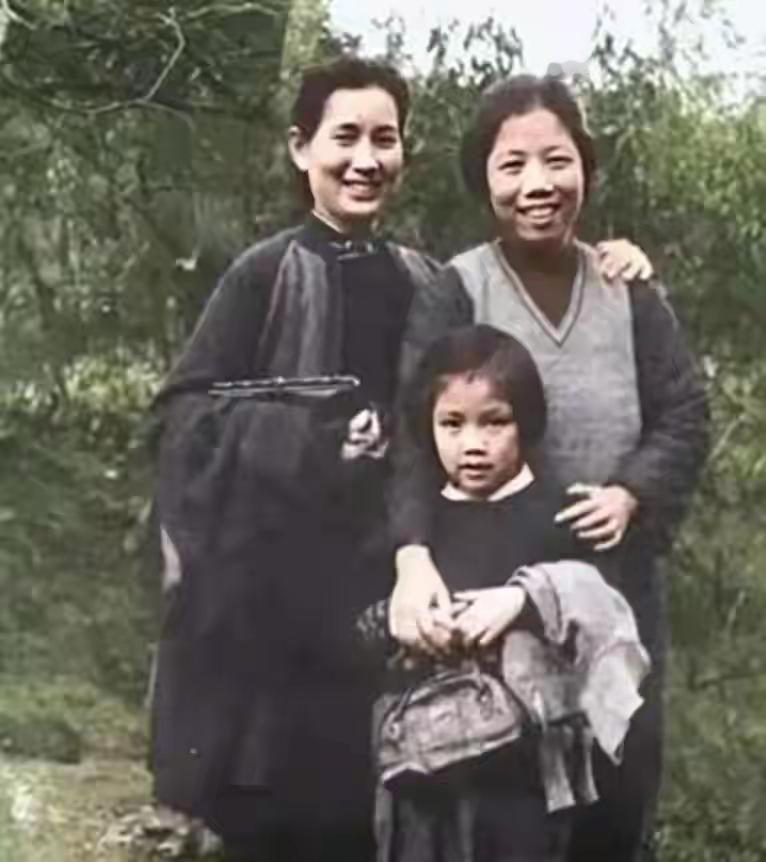这是李秀文和邓颖超的真实样貌，都看看吧，这可不是演员扮演的。

李秀文是叶挺的妻