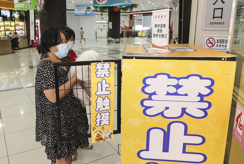全是空虚寂寞惹的祸，一名女子抱着狗就往饭店里闯，店家明确告知宠物不能入内，她反倒