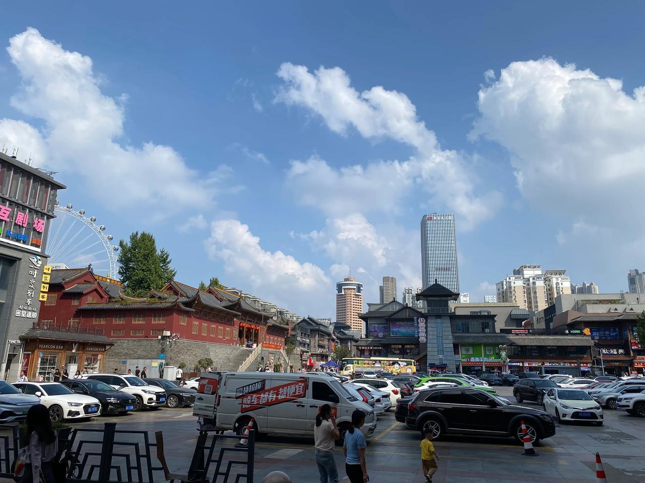 今天的天气是真的好
就是有点热
淮河路客流量还没有上来
如果合肥淮河路能建几栋摩