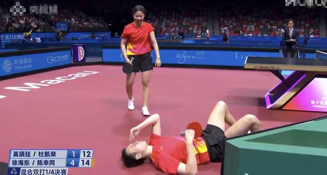 全运爆笑一幕！国乒大将比赛没完就倒地握拳狂欢，裁判解说都懵了北京时间11月11日