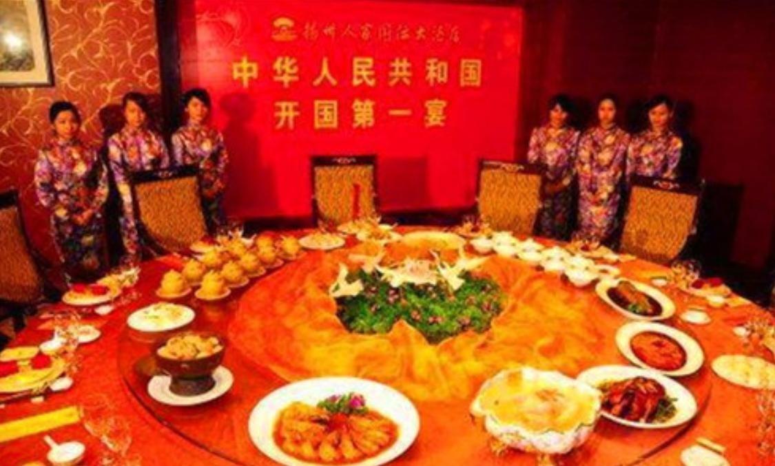 1961年3月，中南海菊香书屋里，毛主席握着列有 “红烧鱼翅”“冰糖燕窝” 的国
