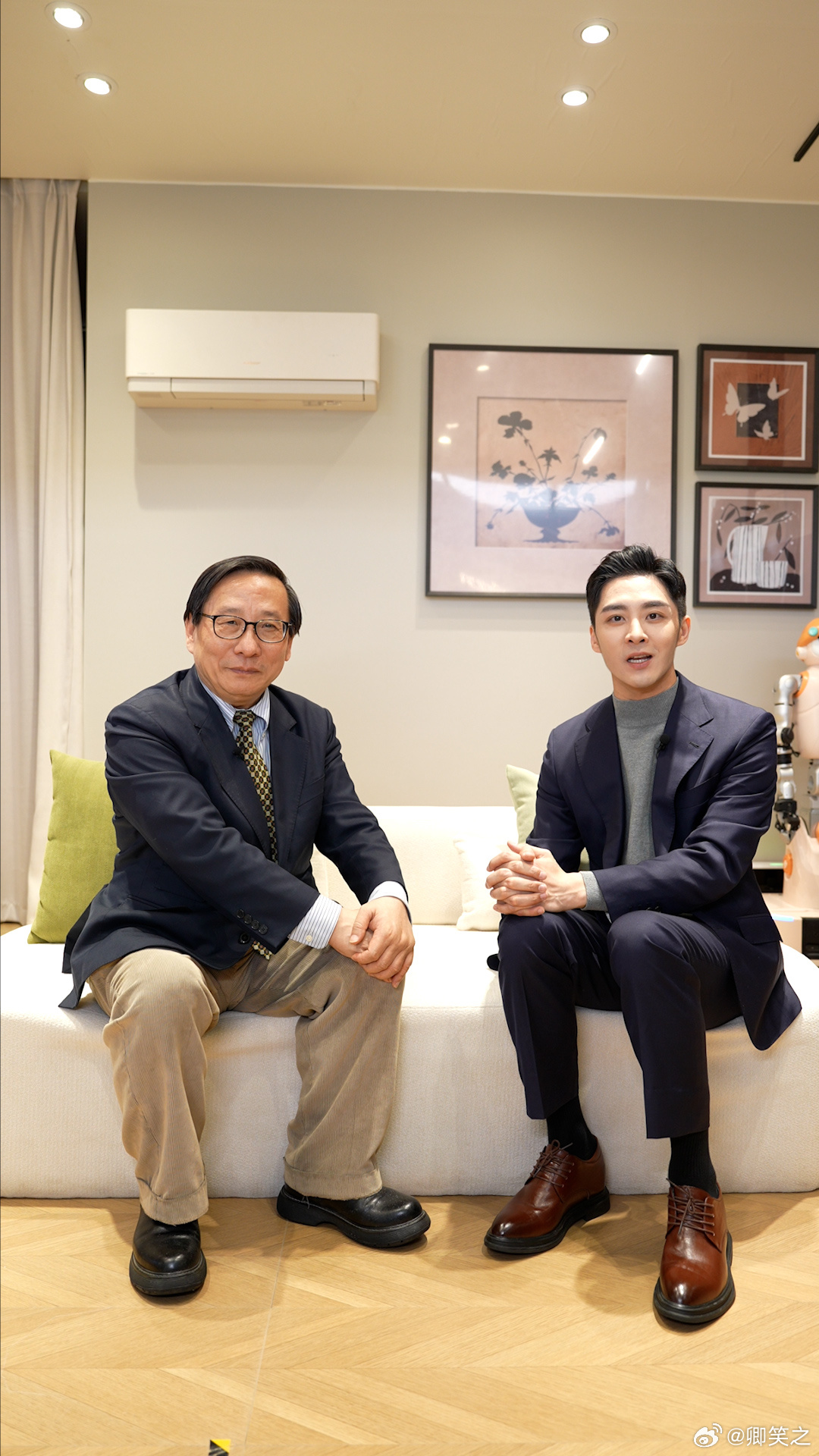 建议大家去记录感知幸福的瞬间 海信机器人轻轻挥动手臂，灯光音乐同时为你点亮，连窗