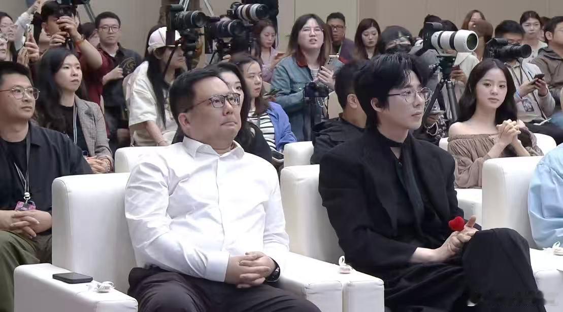 疑似为防止歌手聊天特意布局 这座位安排真是太巧妙了，歌手们旁边有领导，是不是怕他