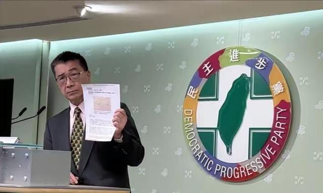 民进党秘书长徐国勇今天拿出蒋介石的手谕反击国民党，他说老蒋都承认台湾是托管地
