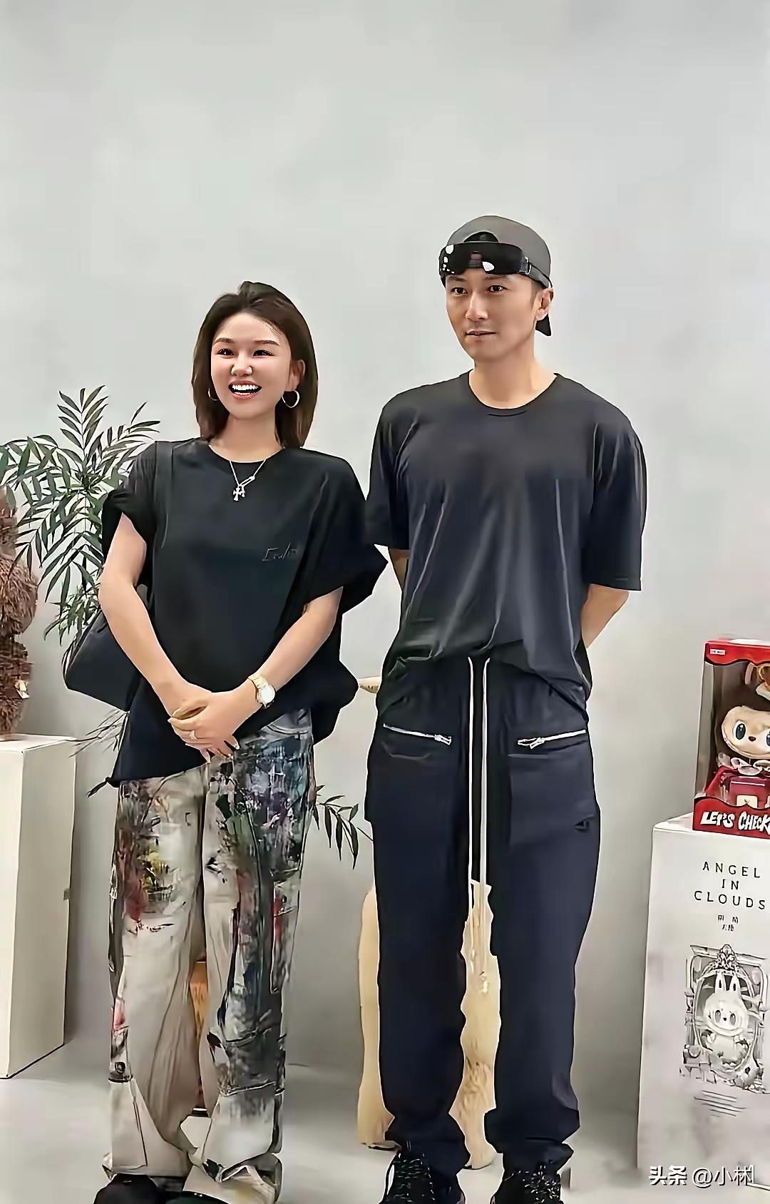 明星穿什么都时尚
我咋就觉得他是裤子穿反了呢？[泪奔]