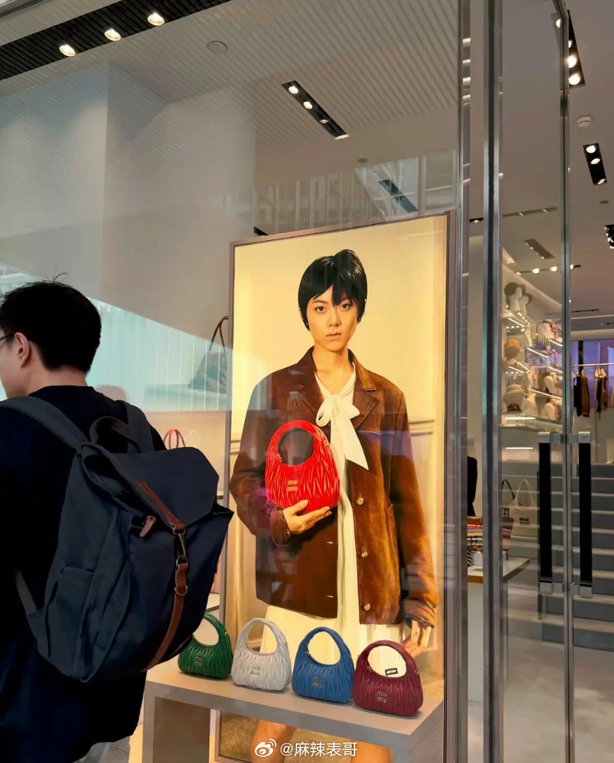 一起来看看赵今麦给miumiu拍的新地广吧 