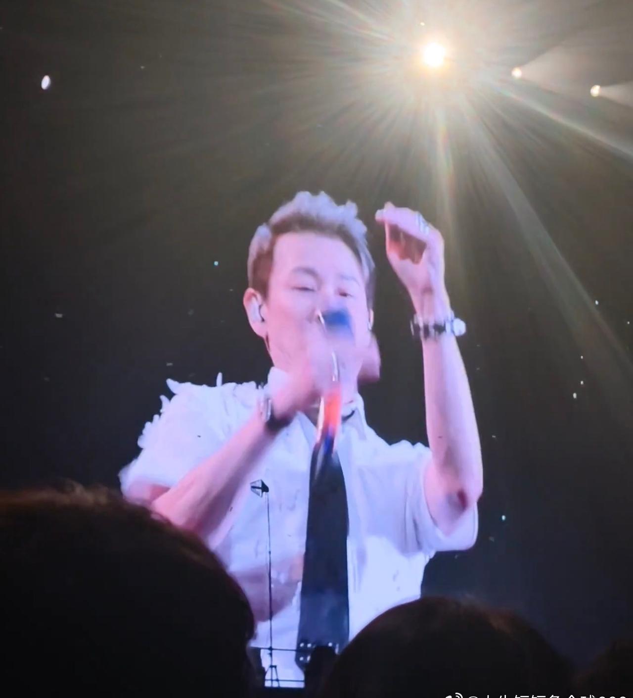 顺着春风和歌声一起坠入天津的体育场里！再次祝愿演出顺利！陶喆