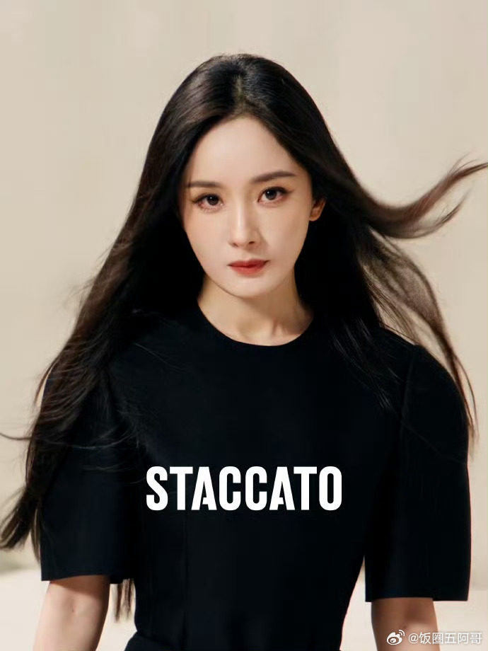 杨幂和黑色真的很搭很搭 