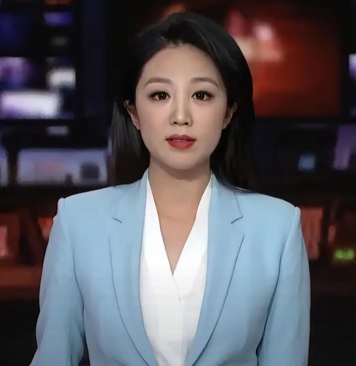 她是中央电视台中文国际频道女主播，她比邹韵漂亮，比欧阳夏丹有女人味，比郑丽优雅，