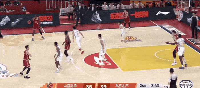 马帝昂轻拉刘传兴 反重力倒地被吹违体 反到法耶用力推开马帝昂没事

笑不活了！马