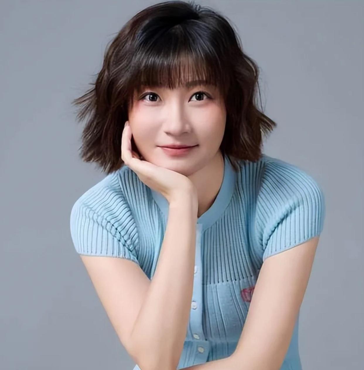 今天全网最开心的人，
估计是王暖暖了吧。
历经6年，不仅成功离婚，而且还获得赔偿