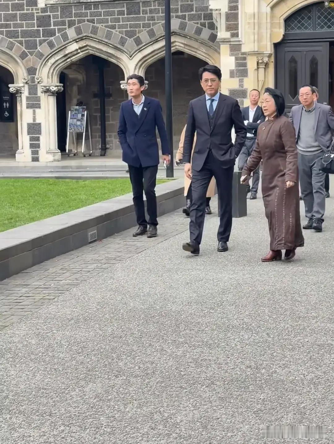 网友新西兰基督城偶遇靳东，街边喝咖啡气质稳得不行 