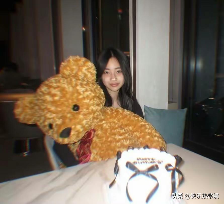 许老三是小s最疼爱的女儿
三个女儿当中，就这个最小的像她，伶牙俐齿，小小年纪就知