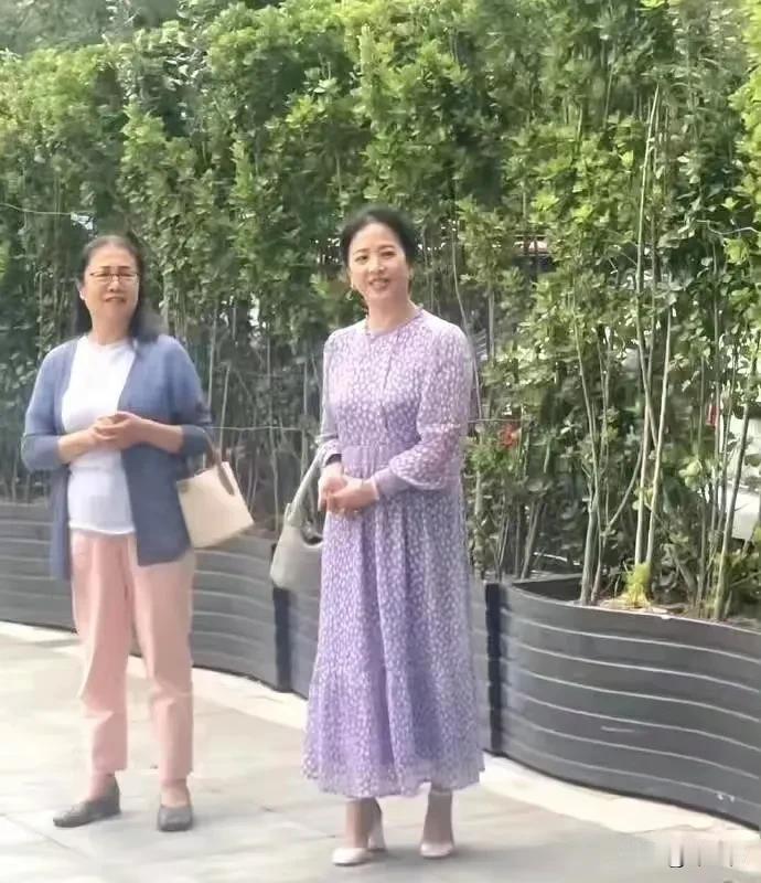 刘亦菲妈妈年轻时也不算现在意义上的大荧幕演员，应该说是老一代的登台舞蹈家。

而
