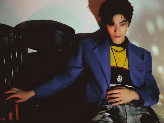 丁禹兮明暗光影中舒展松弛气场丁禹兮撞色内搭宝石蓝西装 丁禹兮明暗光影中舒展松弛气