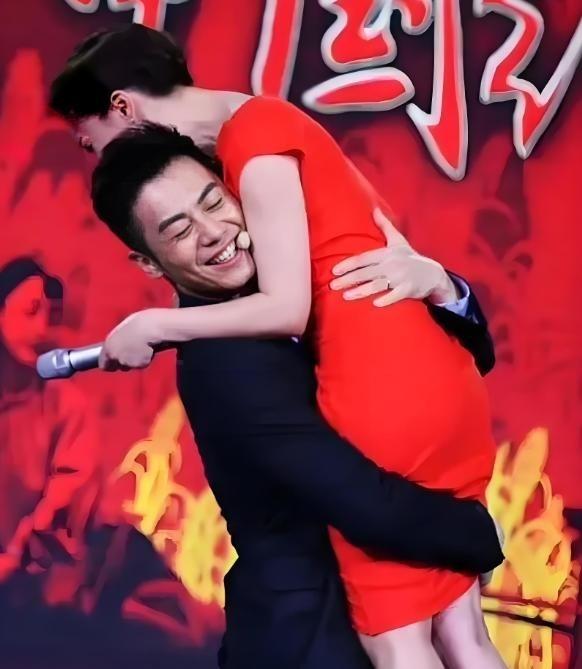 2013年拍《红高粱》时，有场戏朱亚文把周迅压倒在高粱地里，压着压着，周迅突然大