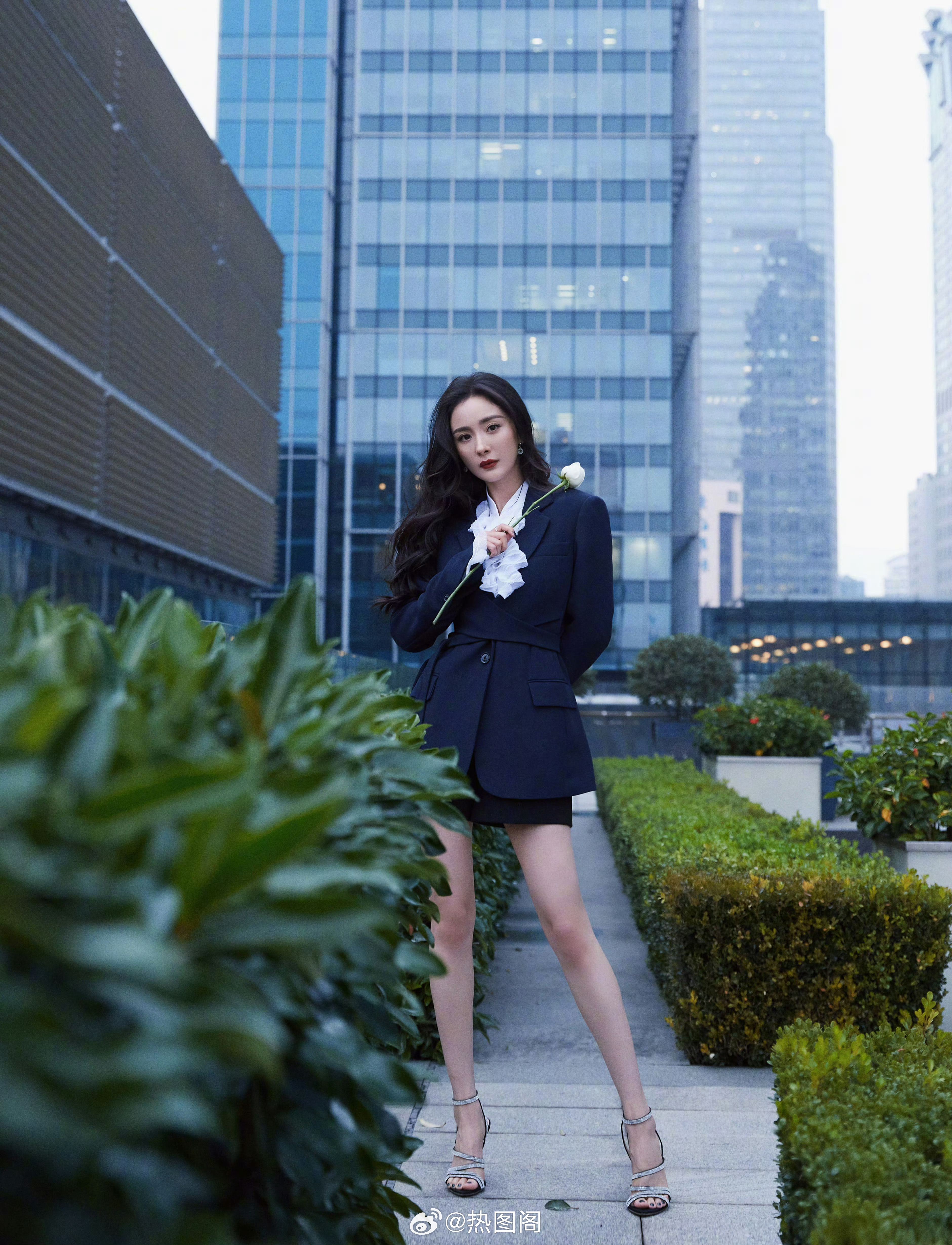 杨幂 📸雅诗兰黛直播，西装套装look，自由随性💙 热图阁公众号 