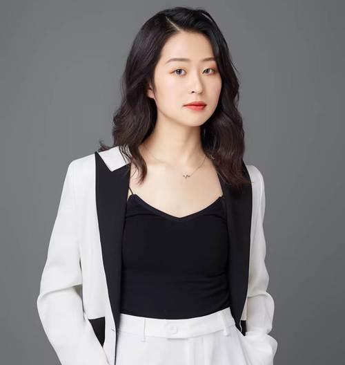 太难得！从铁杆粉丝逆袭成妻子，她用十年陪伴治愈孤傲窦唯
 
窦唯的三婚妻子陈冉，