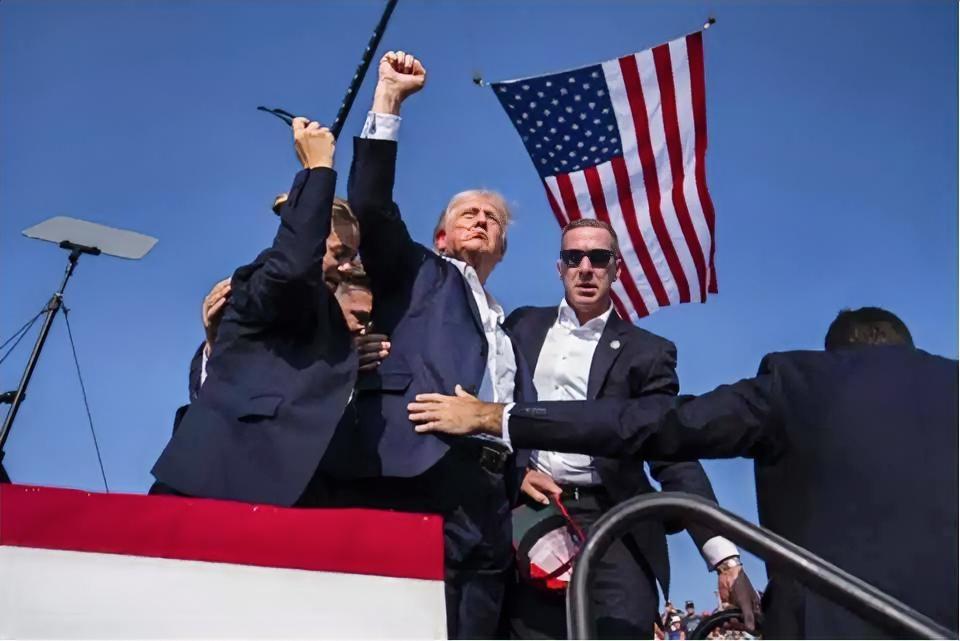 不得不说，特朗普是真有胆量！枪手在大厅被制服不到一个小时，特朗普竟然又重返白宫记