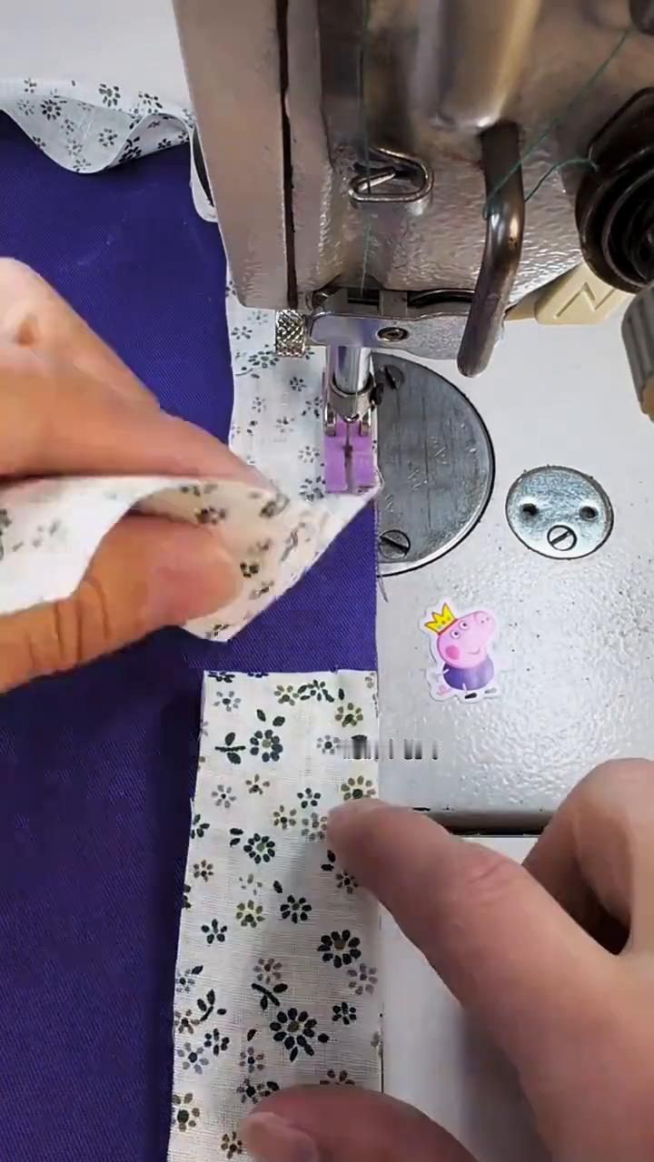 收尾拼接小妙招。
锁衣服包边条车到收尾的地方很多姐妹还接不好，教你一个小技巧。